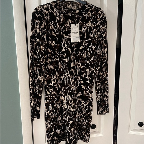 Zara long sleeve animal print dress with pleated stretch accordion fabric Large - Picture 2 of 10